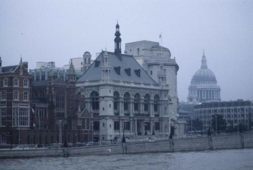 Bords de la Tamise, au fond cathédrale St Paul