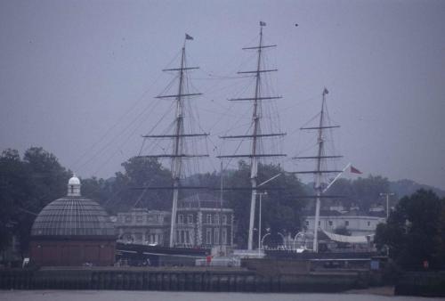 Au loin, le voilier Cutty Sark