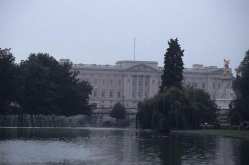 Buckingham Palace vu depuis Saint James Park