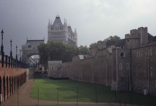Tour de Londres à droite, et Tower Bridge au fond